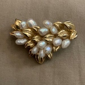 Pearls and golden 🍃 brooch heart shaped